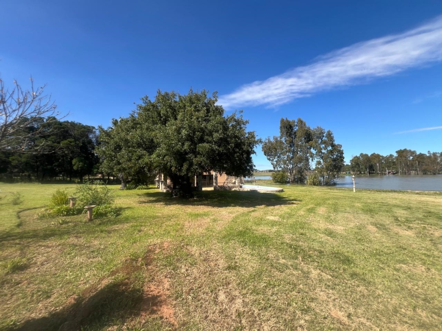2 Bedroom Property for Sale in Hartbeesfontein AH Gauteng