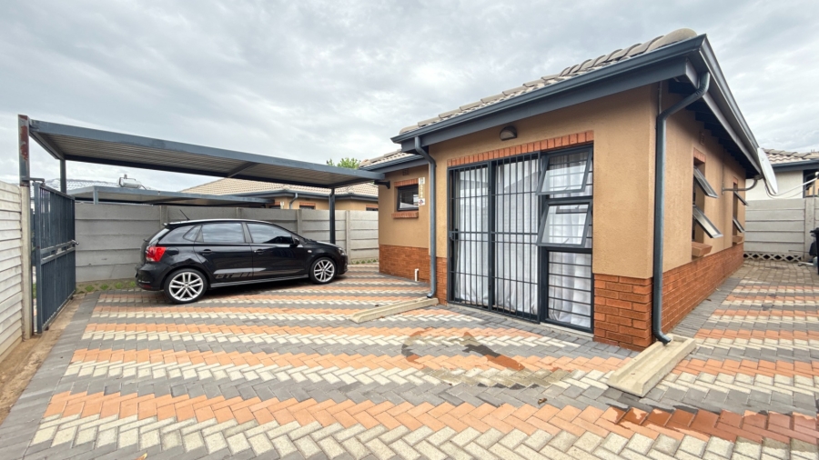 2 Bedroom Property for Sale in Albertsdal Gauteng