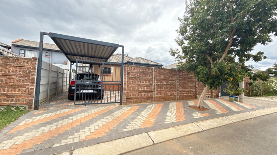 2 Bedroom Property for Sale in Albertsdal Gauteng