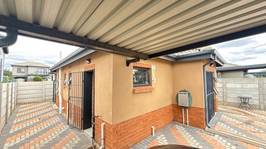 2 Bedroom Property for Sale in Albertsdal Gauteng