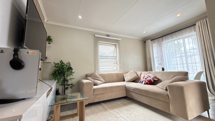 2 Bedroom Property for Sale in Albertsdal Gauteng