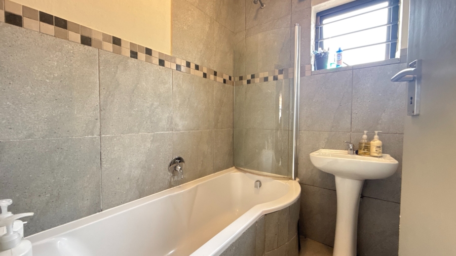 2 Bedroom Property for Sale in Albertsdal Gauteng