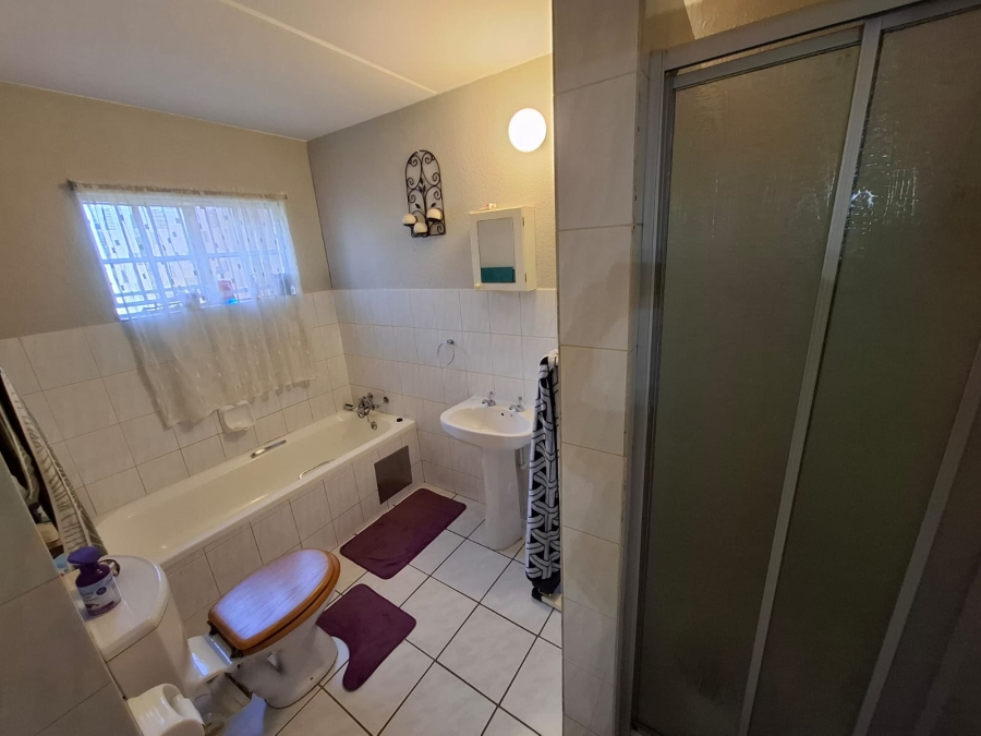 2 Bedroom Property for Sale in Magalieskruin Gauteng
