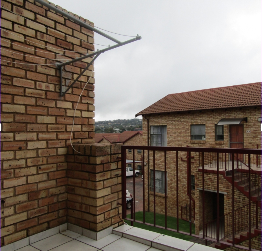 2 Bedroom Property for Sale in Roodekrans Gauteng