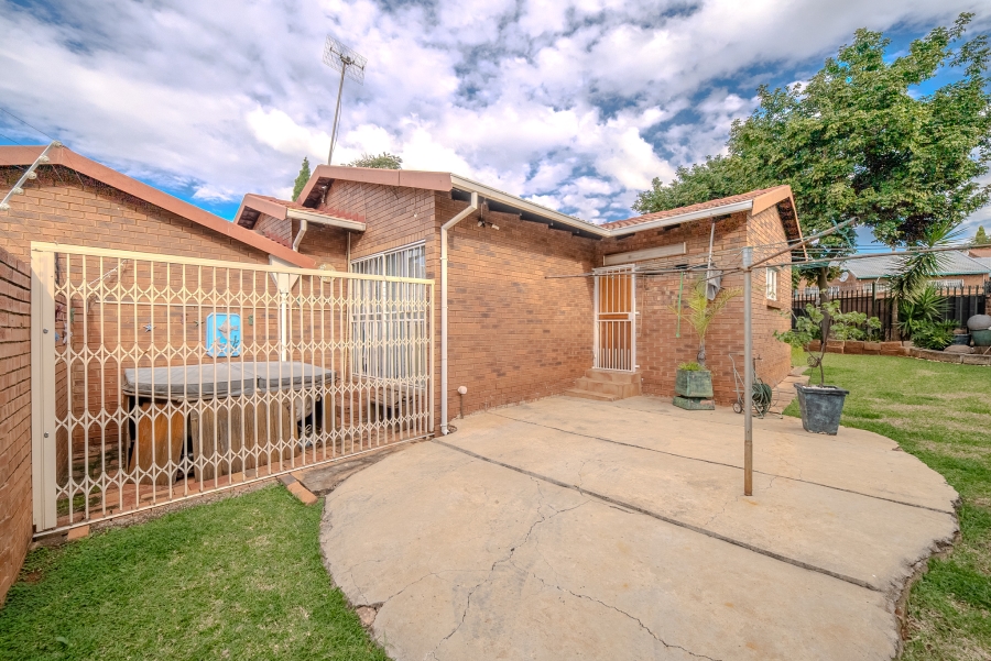3 Bedroom Property for Sale in Faerie Glen Gauteng