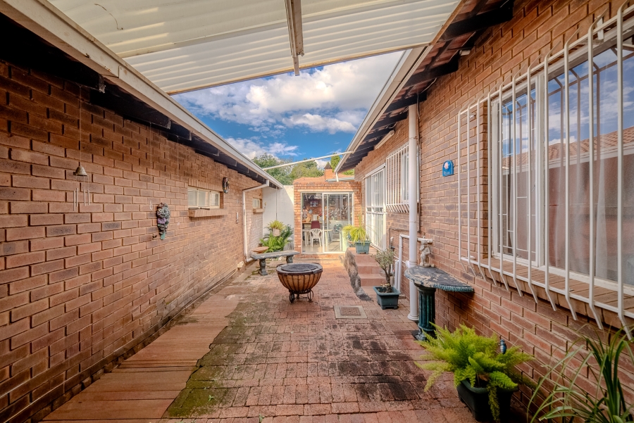 3 Bedroom Property for Sale in Faerie Glen Gauteng