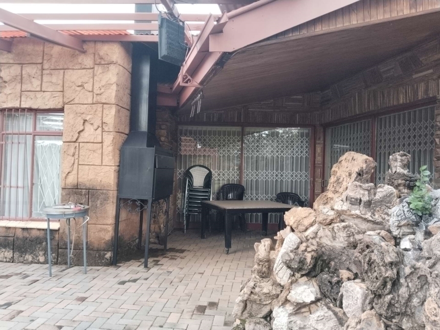 6 Bedroom Property for Sale in Andeon AH Gauteng