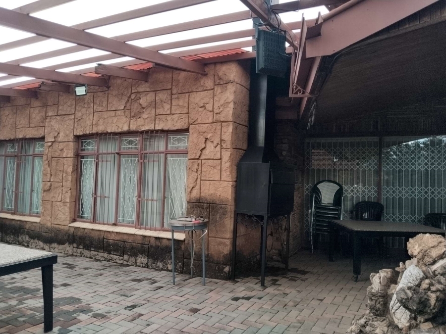 6 Bedroom Property for Sale in Andeon AH Gauteng