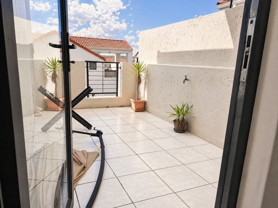 To Let 1 Bedroom Property for Rent in Lonehill Gauteng