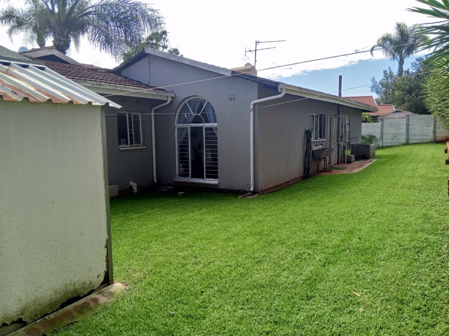 4 Bedroom Property for Sale in Weltevreden Park Gauteng