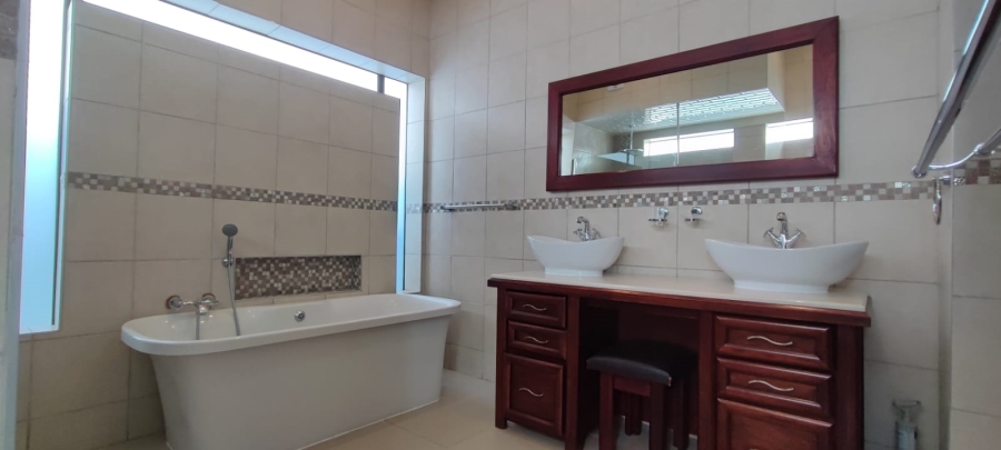 4 Bedroom Property for Sale in Eldoraigne Gauteng
