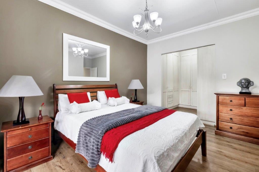 7 Bedroom Property for Sale in Linden Gauteng