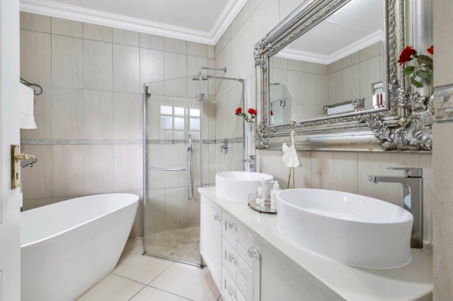 7 Bedroom Property for Sale in Linden Gauteng