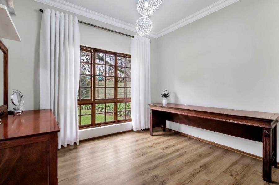 7 Bedroom Property for Sale in Linden Gauteng