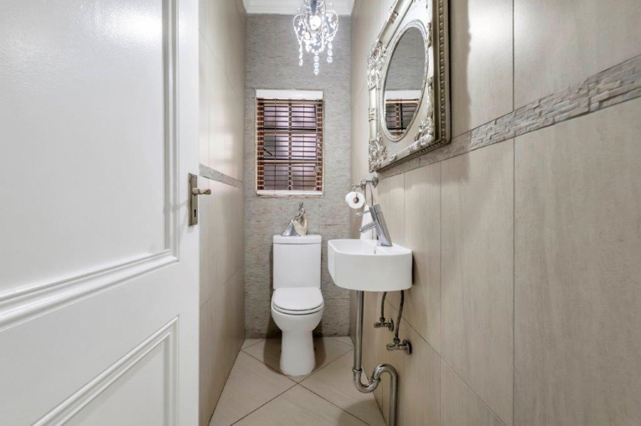 7 Bedroom Property for Sale in Linden Gauteng