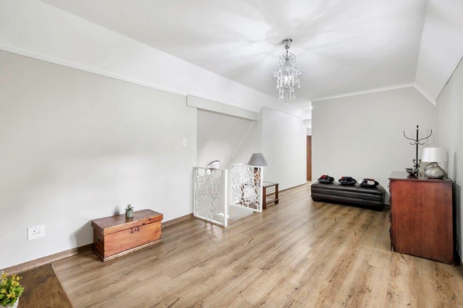 7 Bedroom Property for Sale in Linden Gauteng