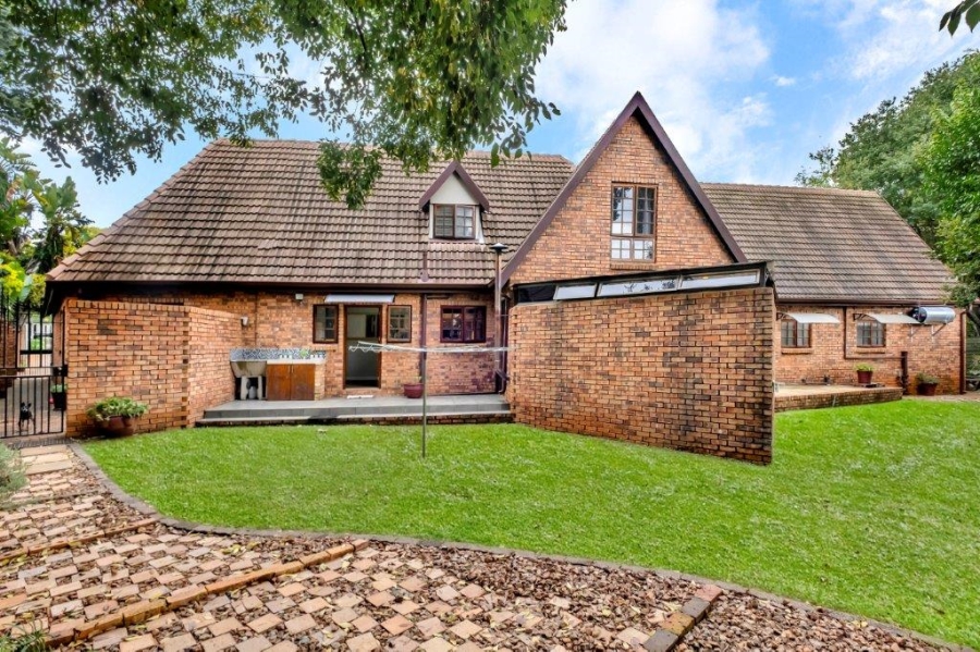 7 Bedroom Property for Sale in Linden Gauteng