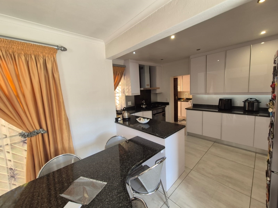 3 Bedroom Property for Sale in Glenvista Gauteng