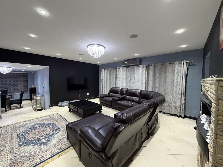 To Let 4 Bedroom Property for Rent in Aspen Hills Gauteng