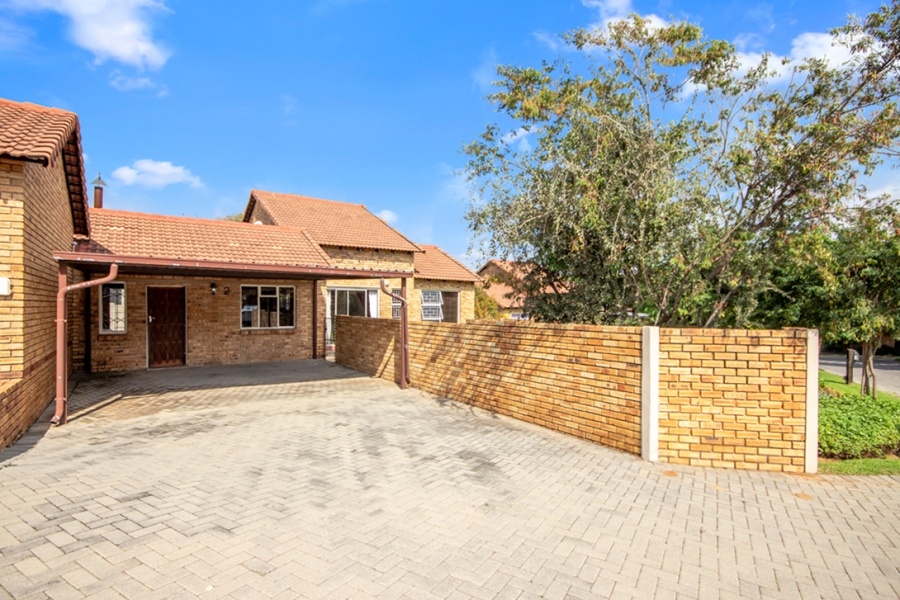 3 Bedroom Property for Sale in Radiokop Gauteng