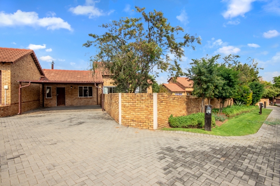 3 Bedroom Property for Sale in Radiokop Gauteng
