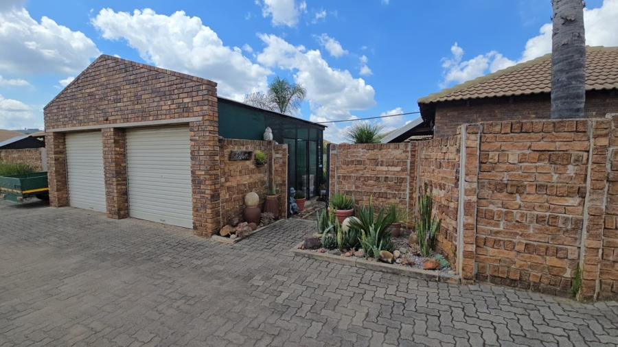 2 Bedroom Property for Sale in Andeon Gauteng