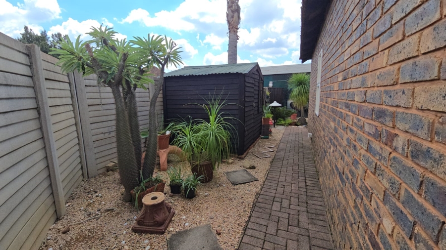 2 Bedroom Property for Sale in Andeon Gauteng