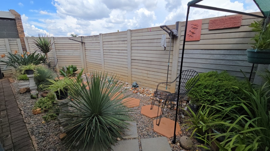 2 Bedroom Property for Sale in Andeon Gauteng