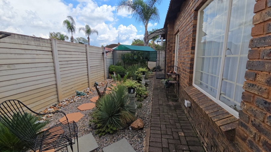 2 Bedroom Property for Sale in Andeon Gauteng