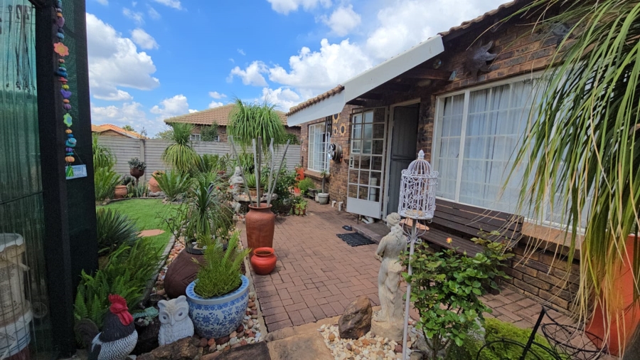 2 Bedroom Property for Sale in Andeon Gauteng