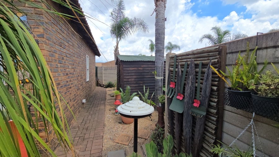 2 Bedroom Property for Sale in Andeon Gauteng