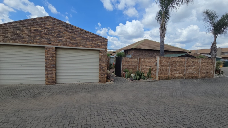 2 Bedroom Property for Sale in Andeon Gauteng
