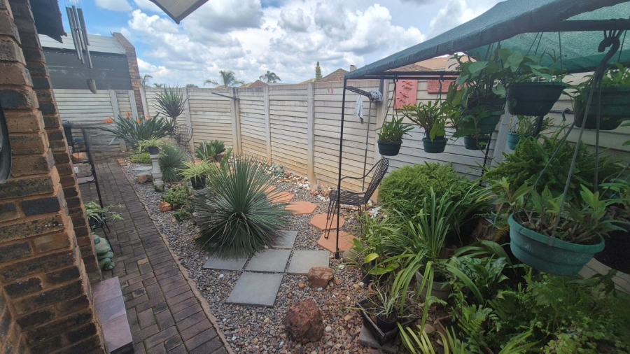 2 Bedroom Property for Sale in Andeon Gauteng