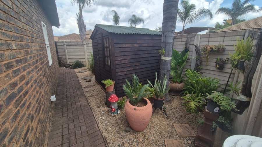 2 Bedroom Property for Sale in Andeon Gauteng
