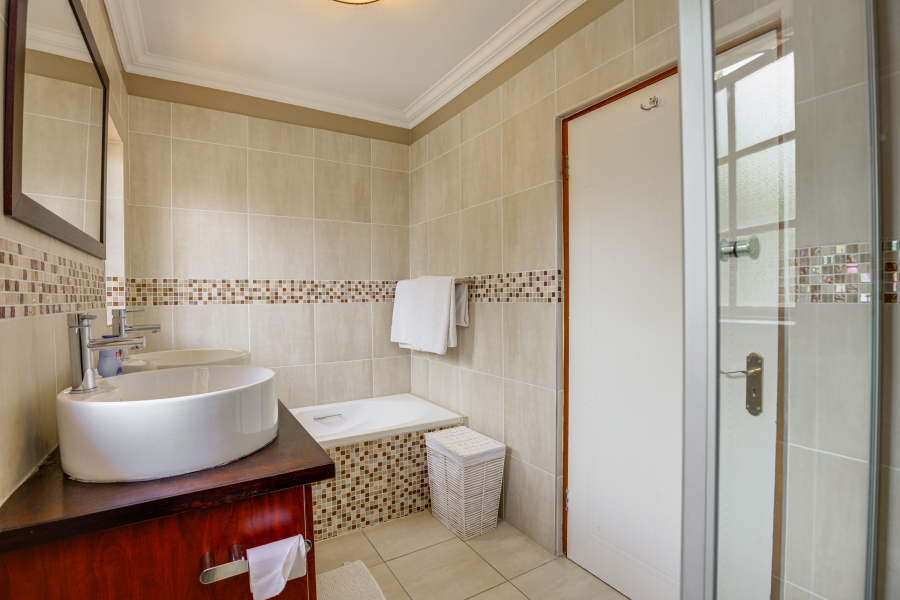 To Let 4 Bedroom Property for Rent in Fourways Gardens Gauteng