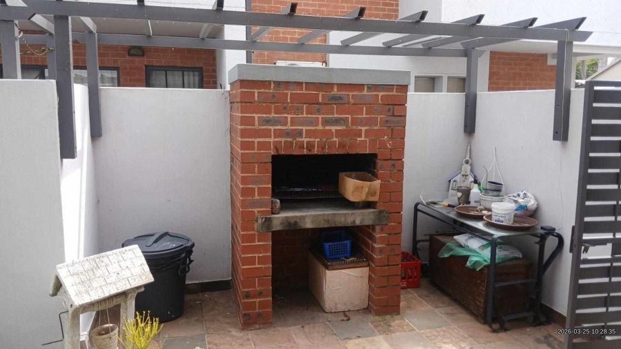 To Let 2 Bedroom Property for Rent in Waverley Gauteng
