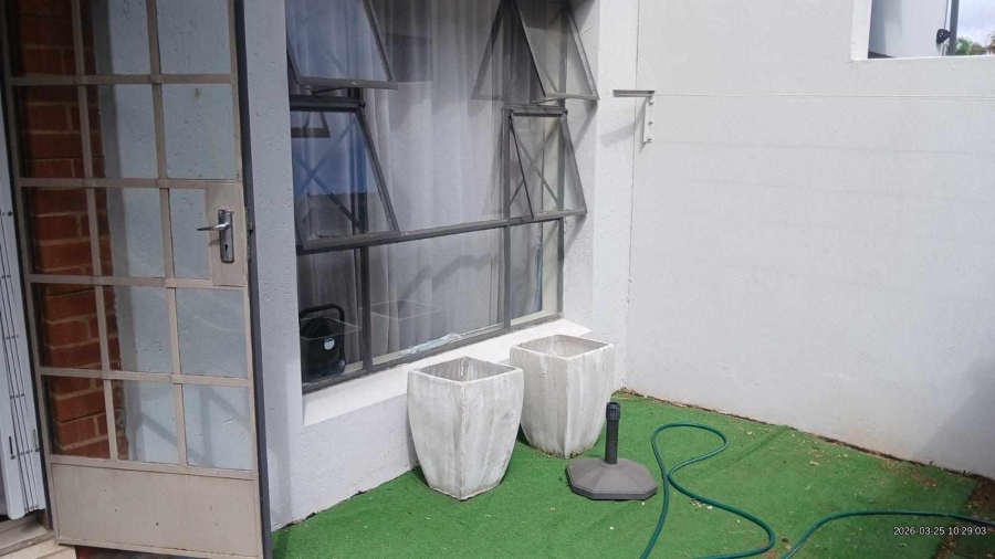 To Let 2 Bedroom Property for Rent in Waverley Gauteng