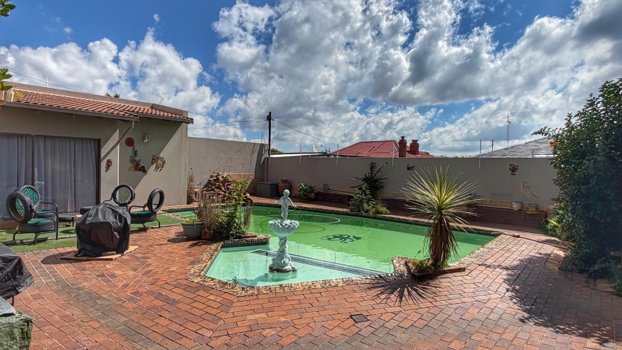 5 Bedroom Property for Sale in The Hill Gauteng