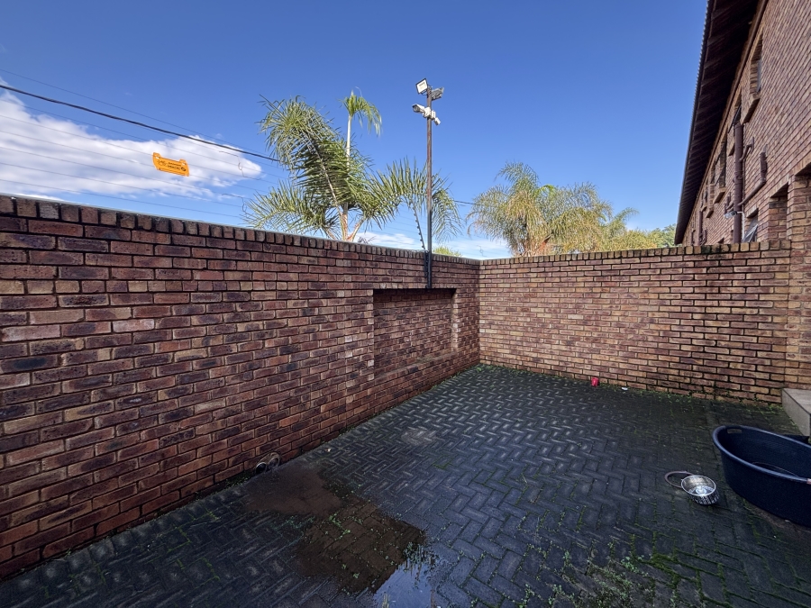 2 Bedroom Property for Sale in Norton Small Farms Gauteng