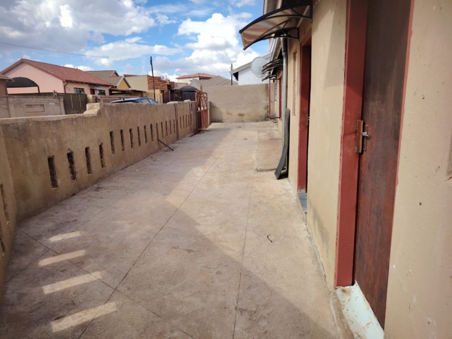 10 Bedroom Property for Sale in Mohlakeng Gauteng