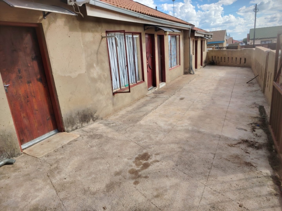 10 Bedroom Property for Sale in Mohlakeng Gauteng
