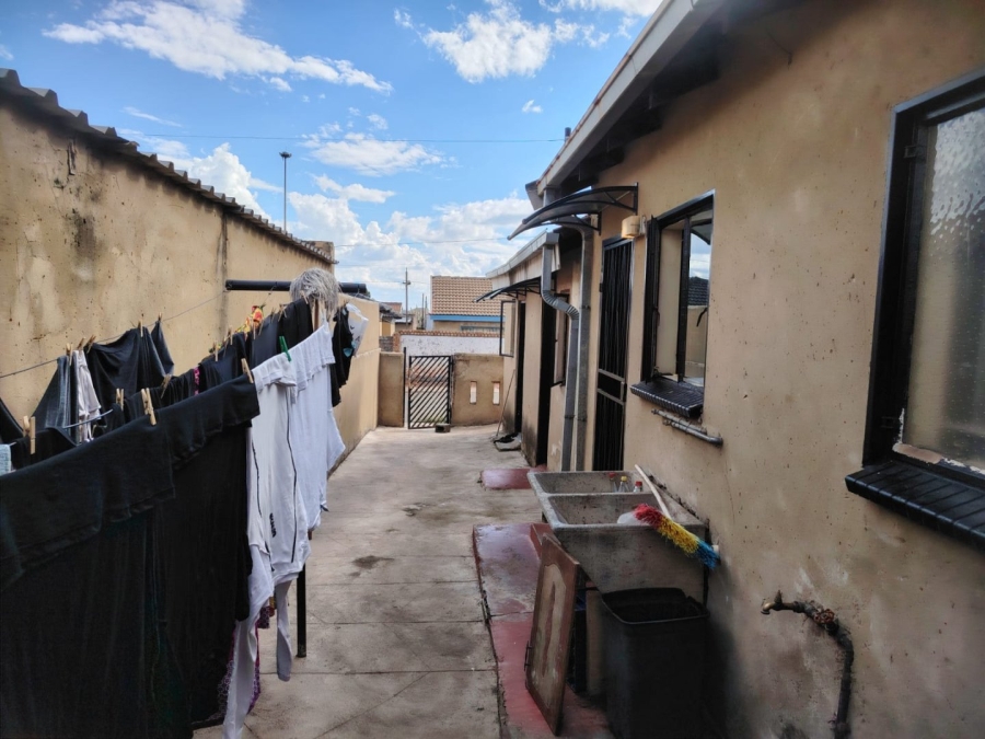 10 Bedroom Property for Sale in Mohlakeng Gauteng