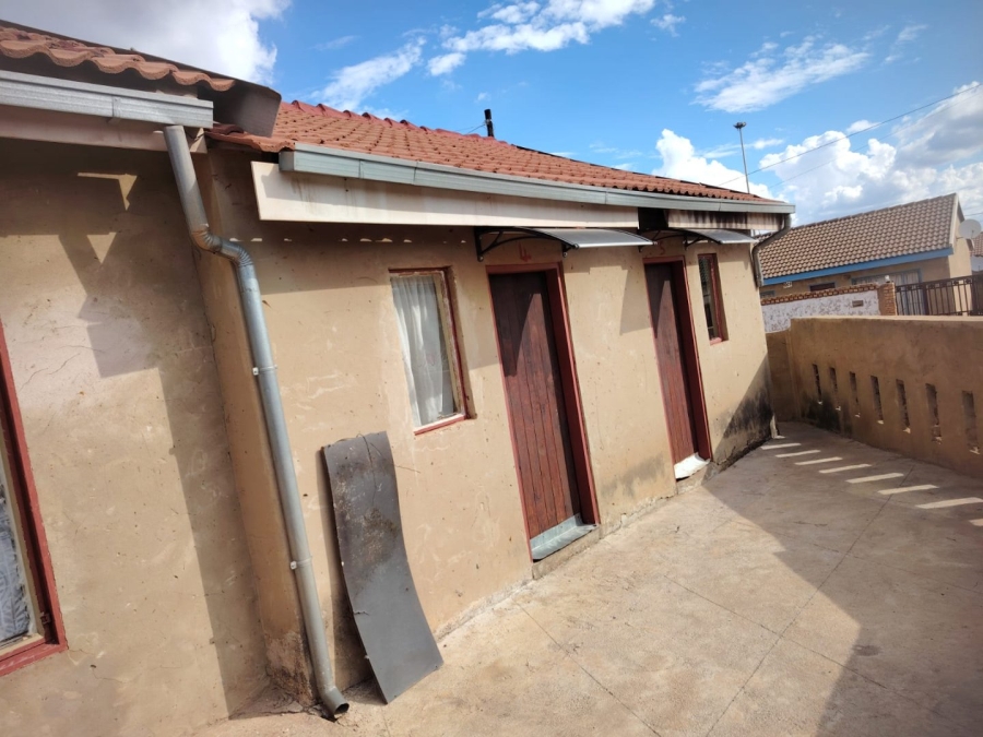 10 Bedroom Property for Sale in Mohlakeng Gauteng