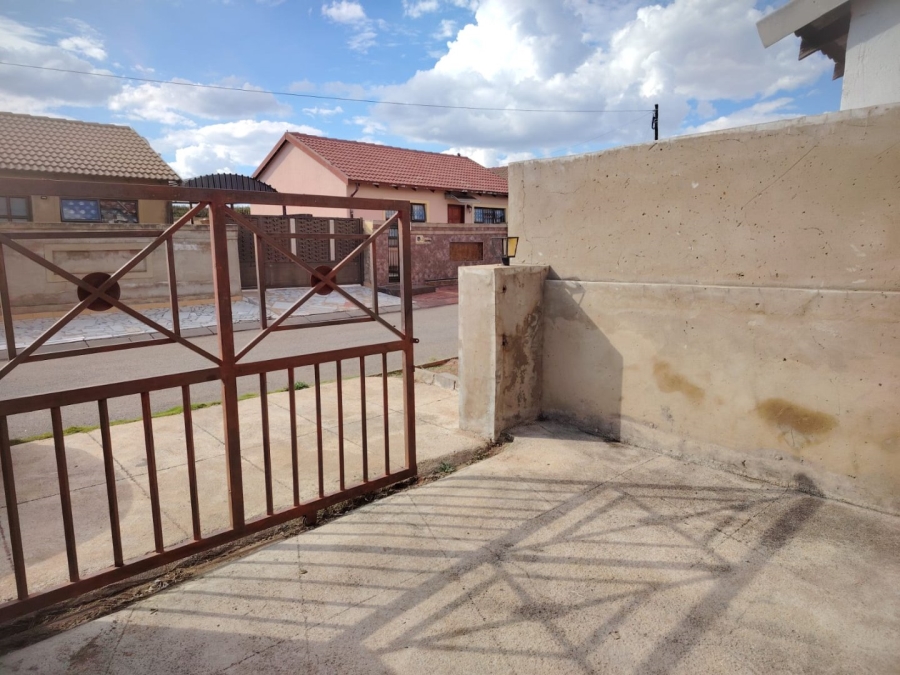 10 Bedroom Property for Sale in Mohlakeng Gauteng