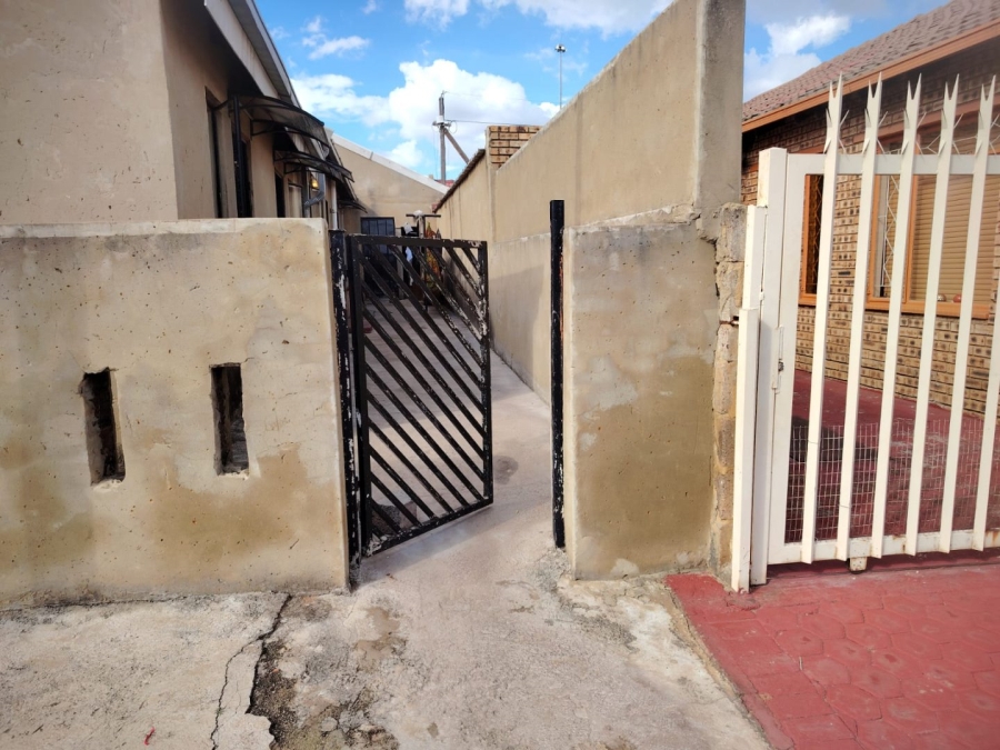 10 Bedroom Property for Sale in Mohlakeng Gauteng
