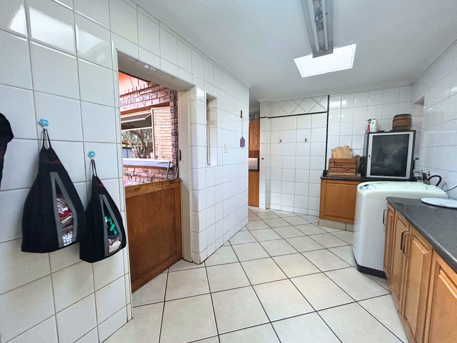 5 Bedroom Property for Sale in Eldoraigne Gauteng