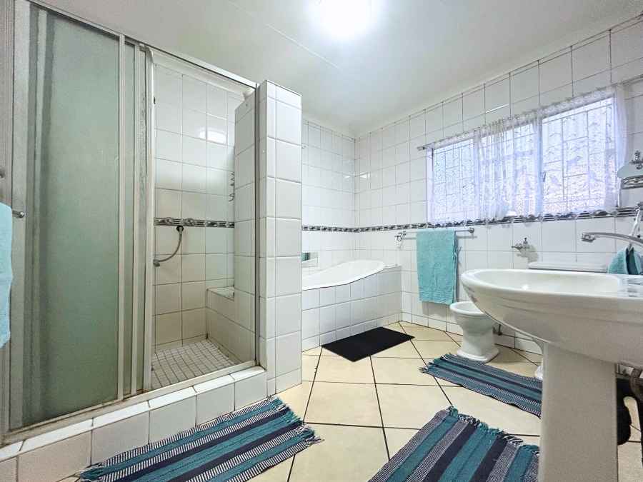 5 Bedroom Property for Sale in Eldoraigne Gauteng