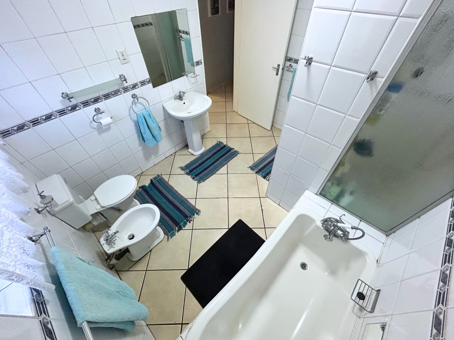 5 Bedroom Property for Sale in Eldoraigne Gauteng