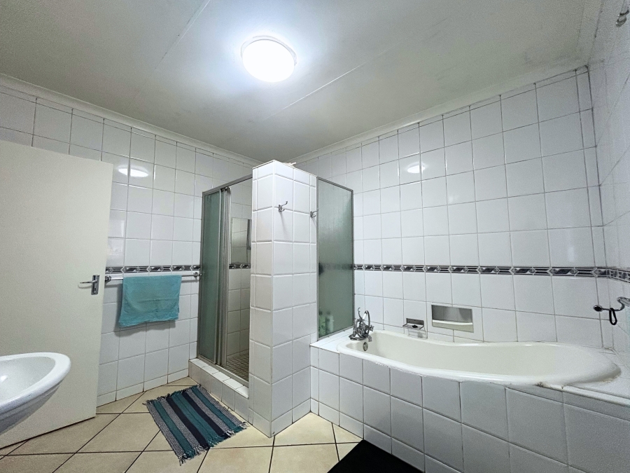 5 Bedroom Property for Sale in Eldoraigne Gauteng