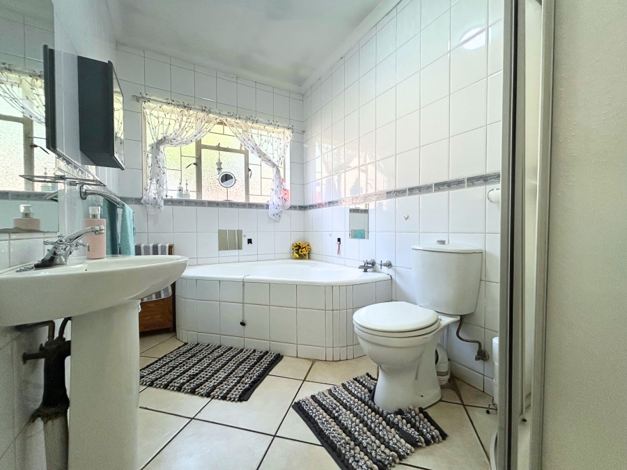 5 Bedroom Property for Sale in Eldoraigne Gauteng